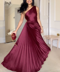 Chic Burgundy Pleated Midi Dress